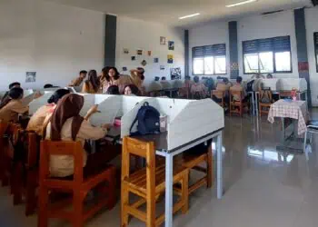 Siswa SMKN 8 Tangsel Tak Dapat Meja-Kursi, Andra Soni: Jangan Terulang