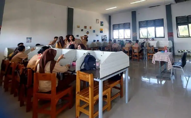 Siswa SMKN 8 Tangsel Tak Dapat Meja-Kursi, Andra Soni: Jangan Terulang