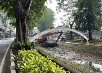 Dinas PUPR Normalisasi Saluran Irigasi Sipon Kota Tangerang