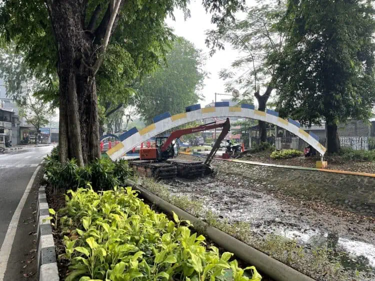Dinas PUPR Normalisasi Saluran Irigasi Sipon Kota Tangerang