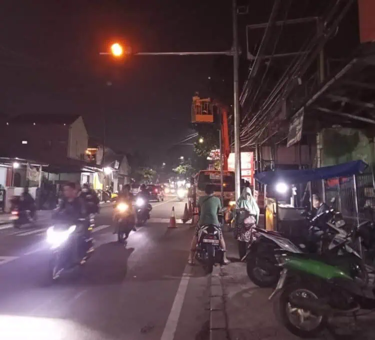 Dishub Kota Tangerang Pasang Warning Light Tenaga Surya