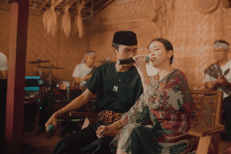 Lirik Lagu Ayang-Ayang - Arya Galih Feat Sasya Arkhisna