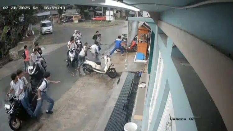 Sekelompok Pelajar Terekam Kamera CCTV Serang Siswa PKL di Lebak