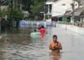 Hari Kedua, Banjir Setinggi Pinggang Masih Merendam Perumahan Pondok Maharta Tangsel