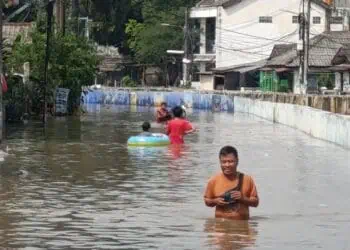 Hari Kedua, Banjir Setinggi Pinggang Masih Merendam Perumahan Pondok Maharta Tangsel