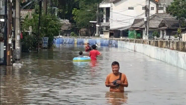 Hari Kedua, Banjir Setinggi Pinggang Masih Merendam Perumahan Pondok Maharta Tangsel