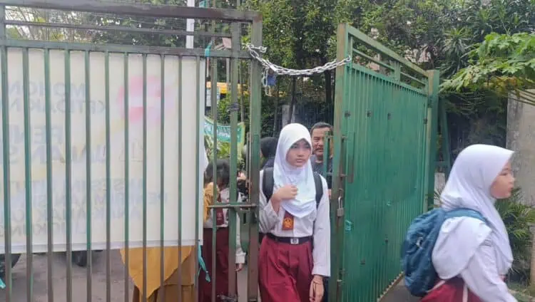 Orang Tua Siswa di Tangsel Keluhkan Penutupan Akses Jalan Sekolah di Pamulang