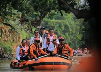 Tinjau Titik Banjir, Gubernur Banten Bersama Wali kota Tangerang dan Tangsel Susuri Kali Angke