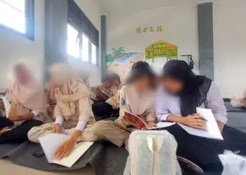 Tak Ada Meja dan Kursi Belajar, Ratusan Pelajar SMKN 8 Tangsel Lesehan