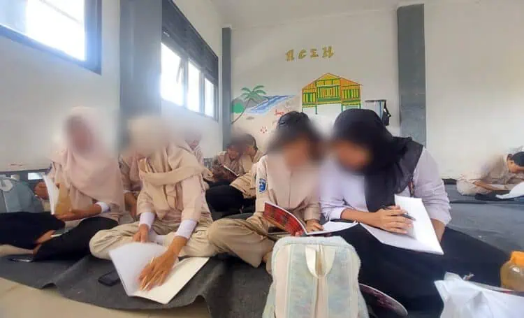 Tak Ada Meja dan Kursi Belajar, Ratusan Pelajar SMKN 8 Tangsel Lesehan