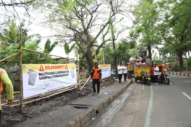 Banyak Dikeluhkan Warga, TPS Liar di Jalan TMP Taruna Tangerang Ditutup