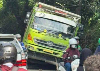 Gagal Nanjak, Truk Pengangkut Batu Terperosok di Selokan Tanjakan Parakan Pamulang
