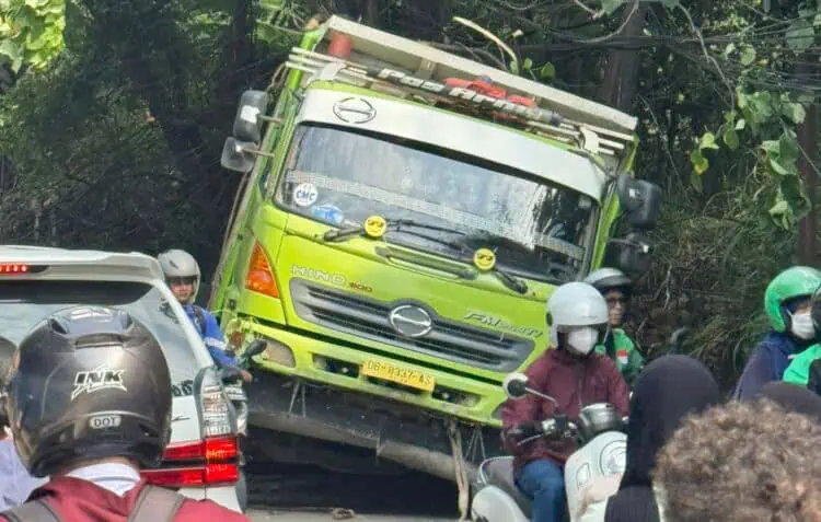 Gagal Nanjak, Truk Pengangkut Batu Terperosok di Selokan Tanjakan Parakan Pamulang