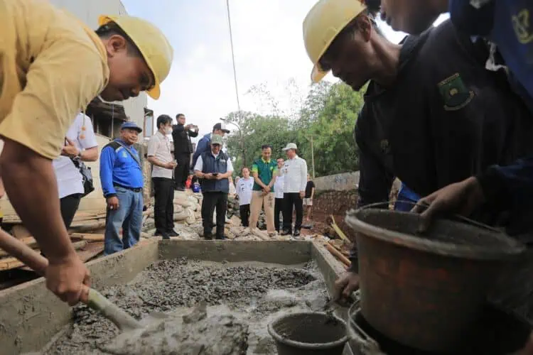Usai Diterjang Banjir, Pemkot Tangerang Gelar Perbaikan Turap Kali Angke