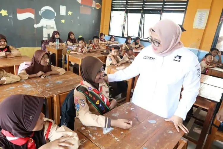 Wabup Intan Tinjau MPLS dan Sekolah Swasta Gratis di Kecamatan Kelapa Dua