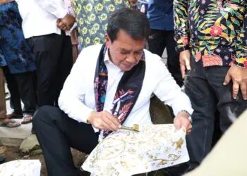 Bupati Tangerang Ikut Membatik di Festival Batik Kampung Budaya Kemuning