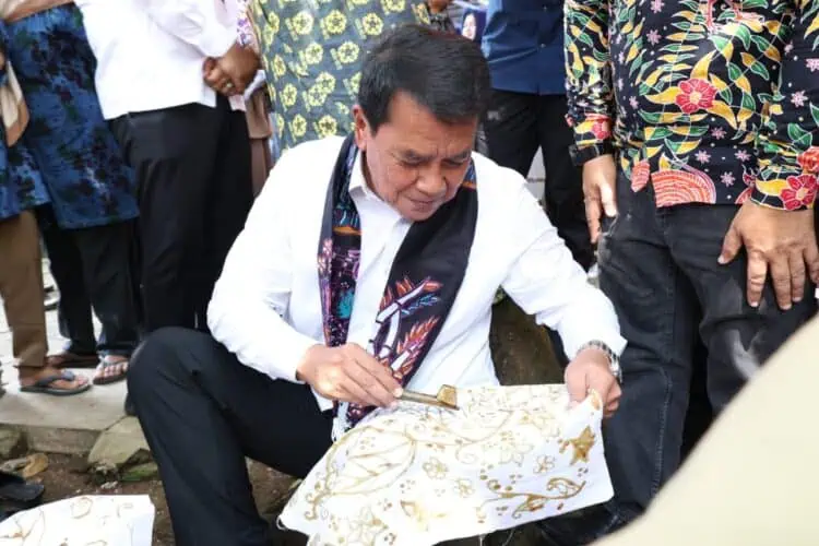 Bupati Tangerang Ikut Membatik di Festival Batik Kampung Budaya Kemuning