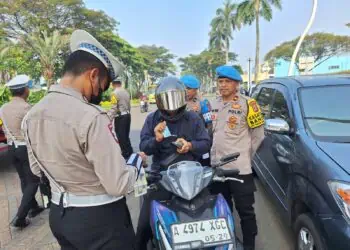 Gunakan HP Saat Berkendara, Belasan Orang di Tangerang Ditilang
