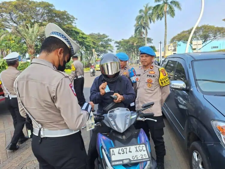 Gunakan HP Saat Berkendara, Belasan Orang di Tangerang Ditilang