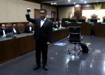 Divonis Bersalah, Sekjen PDIP Hasto Berdiri dan Kepalkan Tangan