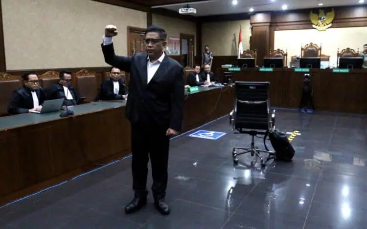 Divonis Bersalah, Sekjen PDIP Hasto Berdiri dan Kepalkan Tangan