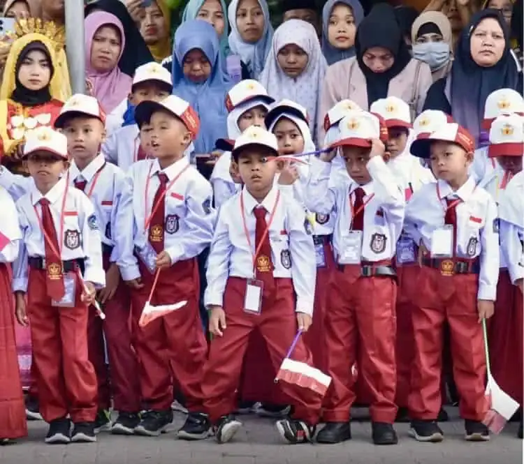 Hari Kedua Sekolah, Orang Tua Murid SDN Karawaci 07 Kota Tangerang Antusias Dampingi Anak