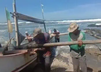 Gelombang Tinggi Melanda Pantai Lebak Selatan, Nelayan Tak Bisa Melaut