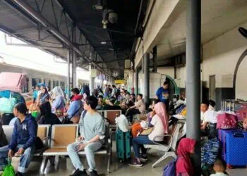 Suasana di salah satu stasiun wilayah KAI Daop 1 Jakarta saat liburan sekolah. (iISTIMEWA)