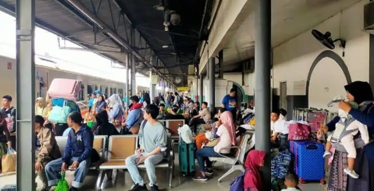 Suasana di salah satu stasiun wilayah KAI Daop 1 Jakarta saat liburan sekolah. (iISTIMEWA)