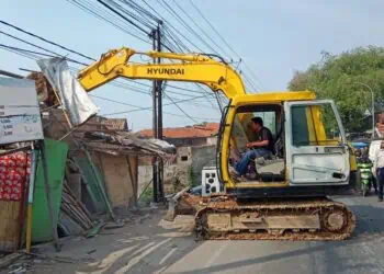 Ratusan Rumah Warga di Bantaran Kali Sukadana Dibongkar
