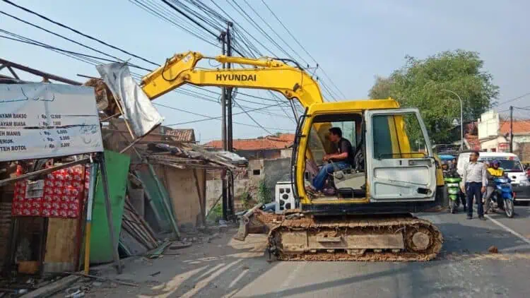 Ratusan Rumah Warga di Bantaran Kali Sukadana Dibongkar