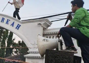 Kecam Kebijakan Bupati soal Kerjasama Pembuangan Sampah, Forum BEM Pandeglang Segel Gerbang Pendopo