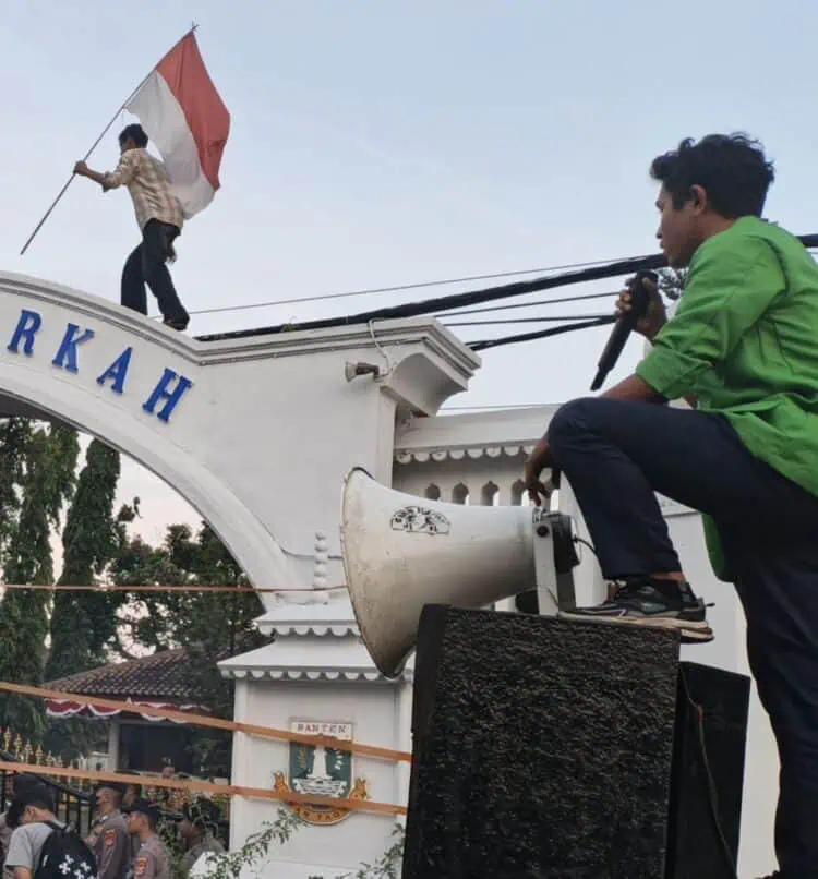 Kecam Kebijakan Bupati soal Kerjasama Pembuangan Sampah, Forum BEM Pandeglang Segel Gerbang Pendopo