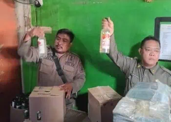 Berkedok Jualan Plastik, 173 Botol Miras Disita dari Ciledug