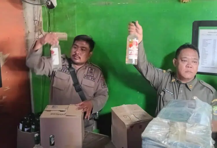 Berkedok Jualan Plastik, 173 Botol Miras Disita dari Ciledug