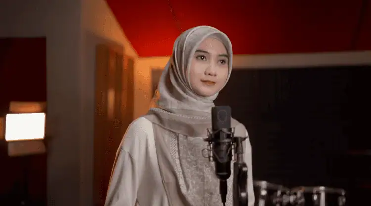 Lirik Lagu Sholawat Anta Syamsun - Alfina Nindiyani