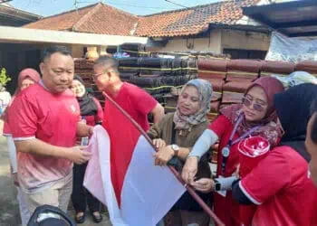 Tebarkan Semangat Nasionalisme, RSUD Balaraja Bagikan Bendera Merah Putih