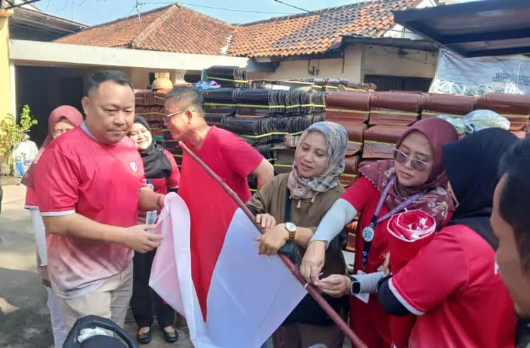 Tebarkan Semangat Nasionalisme, RSUD Balaraja Bagikan Bendera Merah Putih