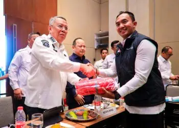 Rayakan HUT ke-80 RI, Pemkot Tangsel Bagikan Ribuan Bendera Merah Putih untuk Warga