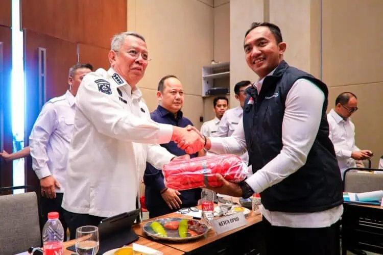 Rayakan HUT ke-80 RI, Pemkot Tangsel Bagikan Ribuan Bendera Merah Putih untuk Warga
