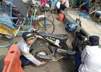 Parkir Sembarangan, Dishub Lebak Gembosi Sejumlah Kendaraan