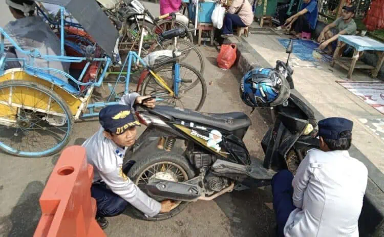 Parkir Sembarangan, Dishub Lebak Gembosi Sejumlah Kendaraan