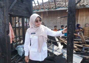Dapat Bantuan Dari Bupati Pandeglang, Korban Kebakaran: Alhamdulillah, Kami Merasa Tidak Sendiri