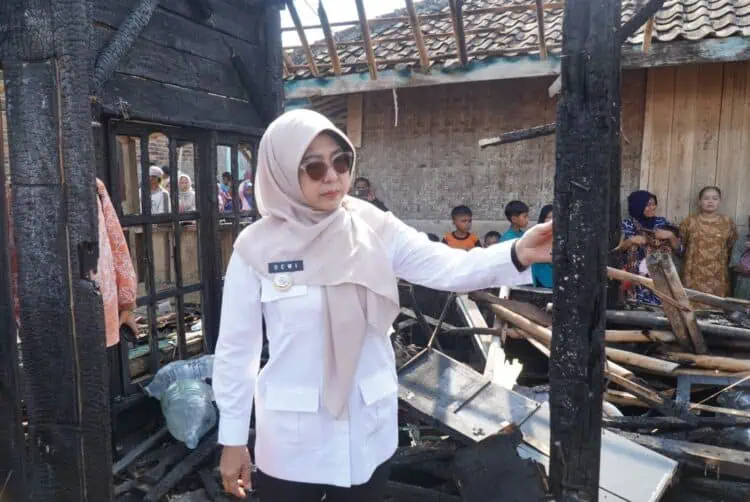 Dapat Bantuan Dari Bupati Pandeglang, Korban Kebakaran: Alhamdulillah, Kami Merasa Tidak Sendiri