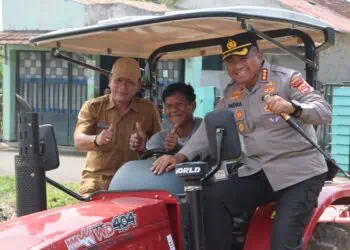 Kapolresta Tangerang Naik Traktor Tinjau Lahan Jagung di Balaraja dan Sukamulya