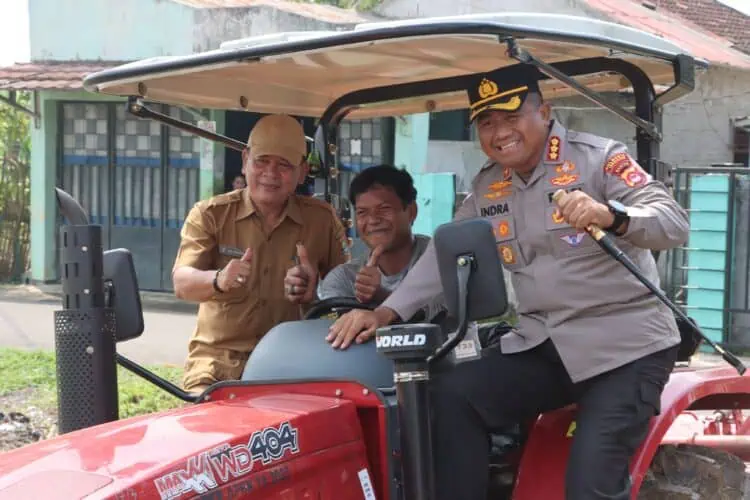 Kapolresta Tangerang Naik Traktor Tinjau Lahan Jagung di Balaraja dan Sukamulya