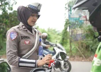 Peringati HUT Ke-80 RI, Polda Banten Bagikan Ribuan Bendera Merah Putih