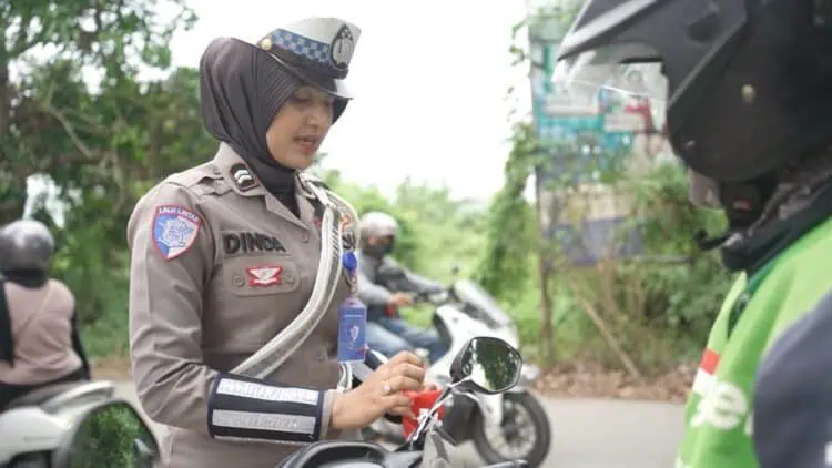 Peringati HUT Ke-80 RI, Polda Banten Bagikan Ribuan Bendera Merah Putih