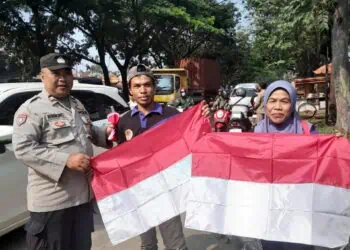 Polsek Cikupa Bagikan Bendera Merah Putih ke Pengendara