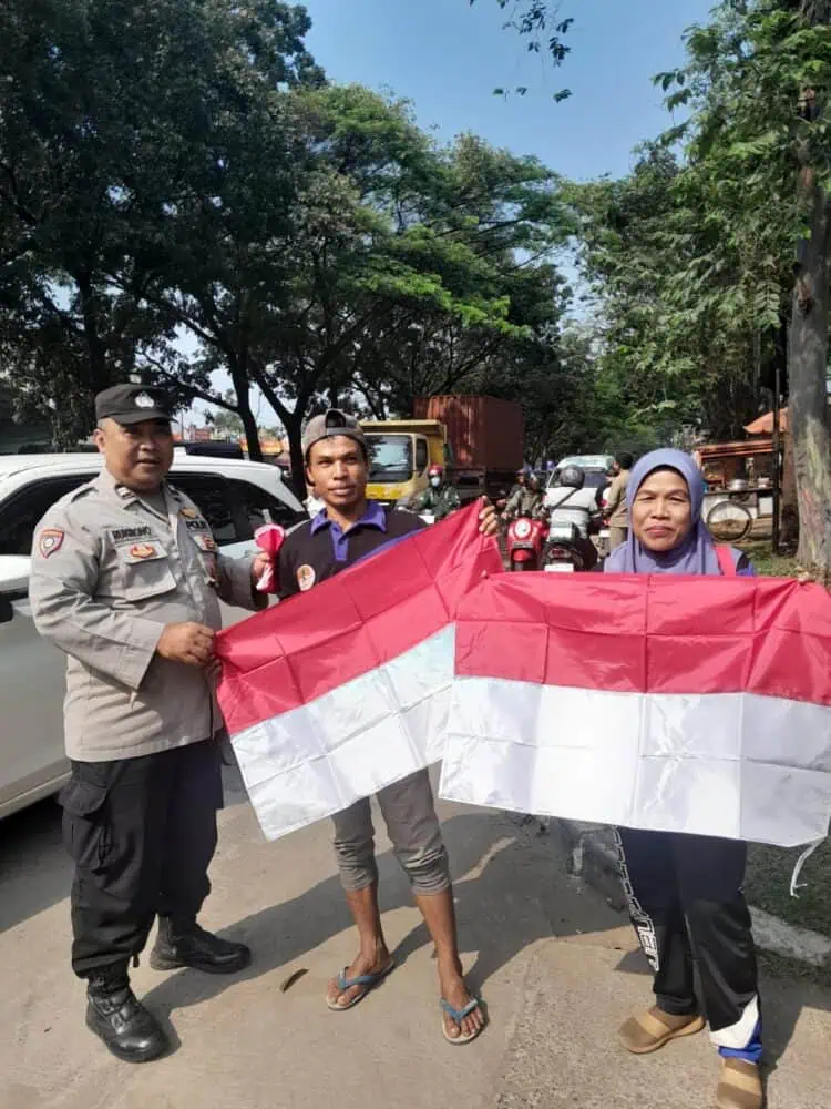 Polsek Cikupa Bagikan Bendera Merah Putih ke Pengendara